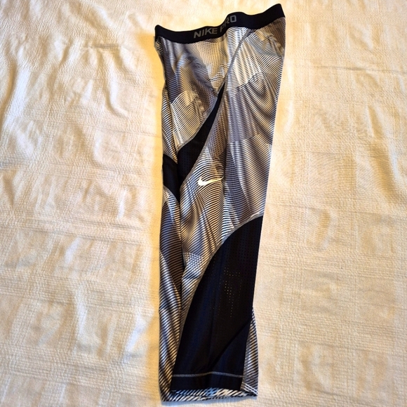 Nike Pro women's Medium gray black & white cropped leggings, VGUC - Picture 5 of 8